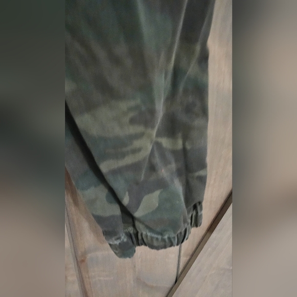 SUNDRY Striped-Trim Camo Jogger Pants. 27 - Picture 14 of 15